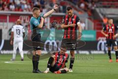 3. Liga; FC Ingolstadt 04 - SV Waldhof Mannheim; Felix Keidel (43, FCI) verletzt, Lukas Fröde (34, FCI) bei ihm