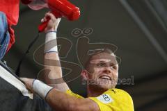 Toto-Pokal - Saison 2023/2024 - FC Ingolstadt 04 - Jahn Regensburg - Torwart Marius  Funk (Nr.1 - FCI) bei den Fans - jubel - Megaphon - Foto: Meyer Jürgen