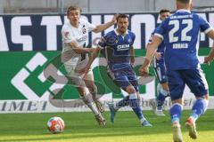 2.BL; Karlsruher SC - FC Ingolstadt 04; Filip Bilbija (35, FCI) #Philip Heise (16 KSC) Zweikampf Kampf um den Ball