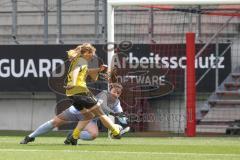 2. Bundesliga Frauen - Saison 2024/25 - FC Ingolstadt 04 Frauen - SV Weinberg - Torwart Franziska Maier (Nr.1 - FCI Frauen) verhindert den Rückstand und hält den Ball sicher - Ganßer Marlene gelb Weinberg - XXXXX - Foto: Meyer Jürgen