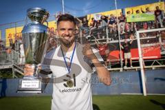 Toto-Pokal Finale; Würzburger Kickers - FC Ingolstadt 04; Toto-Pokal Sieger 1:2, Trophäe Pascal Testroet (37, FCI)