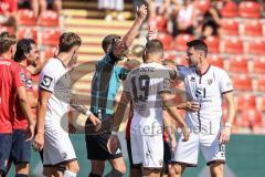 3. Liga; SpVgg Unterhaching - FC Ingolstadt 04; Diskussion Ryan Malone (16, FCI) Mladen Cvjetinovic (19, FCI) mit dem Schiedsrichter