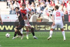 3. Liga; Rot-Weiss Essen - FC Ingolstadt 04; Zweikampf Kampf um den Ball Max Besuschkow (17, FCI) Janssen Marek (20 RWE) Müsel Torben (26 RWE)