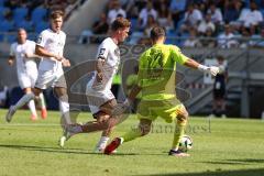 3. Liga; 1. FC Saarbrücken - FC Ingolstadt 04 - Torchance verpasstSebastian Grönning (11, FCI) Torwart Menzel Phillip (13 FCS)