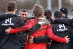 3. Liga; FC Ingolstadt 04 - Trainingsauftakt im Audi Sportpark, Trainingsgelände; Cheftrainer Michael Köllner (FCI) Teambesprechung
