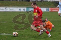 Kreisliga - Saison 2025/26- TSV Kösching - FC Sandersdorf - Benedikt Schneeberger rot Kösching geht allein auf den Torwart Philipp Gier Sandersdorf zu und vergibt einen 100%ige  Chance - XXXXX - Foto: Meyer Jürgen
