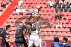 3. Liga; FC Ingolstadt 04 - Rot-Weiss Essen; Zweikampf Kampf um den Ball Müsel Torben (26 RWE) Sebastian Grönning (11, FCI) Pascal Testroet (37, FCI) Ryan Malone (16, FCI)