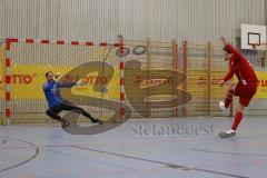 Lotto Bayern Hallencup - Saison 2024/25 - Türkisch SV Ingolstadt - SV Manching - Finale - 6 meter schiessen - Thomas Geisler TW Manching - Aurel Kuqanaj rot Türkisch - Foto: Meyer Jürgen