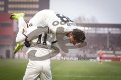 3. Liga; SV Wehen Wiesbaden - FC Ingolstadt 04; Tor Jubel Treffer Deniz Zeitler (38, FCI) Sebastian Grönning (11, FCI) trägt ihn