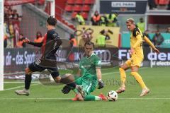 3. Liga; FC Ingolstadt 04 - Dynamo Dresden; Torchance verpasst Deniz Zeitler (38, FCI) Torwart Schreiber Tim (1 DD) Boeder Lukas (29 DD)