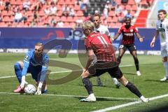 3. Liga; FC Ingolstadt 04 - SV Elversberg; Torwart Kristof Nicolas (20 SVE) sicher, Tobias Bech (11, FCI)