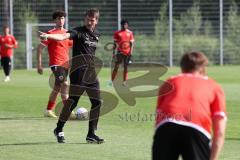 Bayernliga - Saison 2023/2024 - FC Ingolstadt 04 II - U21 - Trainingsauftakt - Cheftrainer Thomas Karg (FCI II) gibt Anweisungen - Foto: Meyer Jürgen