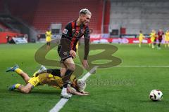 3. Liga; FC Ingolstadt 04 - Borussia Dortmund II; Dennis Borkowski (7, FCI) Zweikampf Kampf um den Ball Jessen Niklas (29 BVB2)