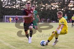 Testspiel; 3. Liga; VfB Eichstätt - FC Ingolstadt 04; Julian Kügel (31, FCI) kommt zu spät, Torwart Tim Teicher schnappt sich den Ball