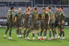 3. Liga; SV Sandhausen - FC Ingolstadt 04; Team vor dem Spiel klatschen ab Lukas Fröde (34, FCI) Mladen Cvjetinovic (19, FCI) Max Dittgen (10, FCI) Dennis Borkowski (7, FCI) Simon Lorenz (32, FCI) Max Besuschkow (17, FCI) Ryan Malone (16, FCI) Torwart Mar