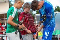 * Testspiel - 3. Liga - Saison 2025/26 - FC Ingolstadt 04 - VFB Eichstätt - - David Klein (Nr.47 - FC Ingolstadt 04) beim Autogramme schreiben - Foto: Meyer Jürgen