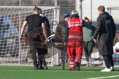 2. Bundesliga Frauen - Saison 2025/26 - FC Ingolstadt 04 Frauen - VFR SW Warbeyen  - Leonie Hein (Nr.17 - FC Ingolstadt Frauen I) verletzt am Boden und muss mit Rettungswagen abtransportiert - Betreuer und Sanitäter bei der Spielerin - Foto: Meyer Jürgen
