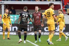 3. Liga; FC Ingolstadt 04 - SG Dynamo Dresden; Pascal Testroet (37, FCI) Jannik Mause (7, FCI) Handschlag