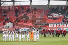 3. Liga; FC Ingolstadt 04 - VfL Osnabrück; Gedenkminute Erdbebenopfer Türkei, Team Mannschaft Arm in Arm