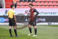 3. Liga; FC Ingolstadt 04 - VfB Stuttgart II; Sebastian Grönning (11, FCI) vor dem Elfmeter mit dem Schiedsrichter