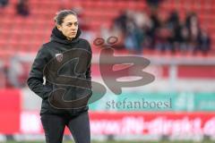 3. Liga; FC Ingolstadt 04 - VfL Osnabrück; Cheftrainerin Sabrina Wittmann (FCI) geht über den Platz fokussiert