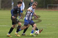 Kreisliga - Saison 2025/26- SV Karlshuld - SV Menning - Daniel Mayer weiss Karlskron - Oliver Ölze schwarz Menning  links - Philip Wolfsfellner schwarz Menning  - Foto: Meyer Jürgen