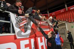 3. Liga; FC Ingolstadt 04 - Energie Cottbus; nach dem Spiel , Unentschieden 1:1, Spieler bedanken sich bei den Fans Cheftrainerin Sabrina Wittmann (FCI) bei den Fans