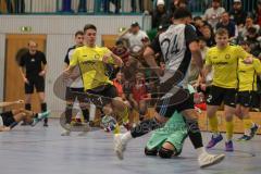 Lotto Bayern Hallencup - Saison 2024/25 - FC Hitzhofen/Oberzell - TSV Ober./Unterhaunstadt- Felix Bogner gelb Hitzhofen rechts - Tobias Dietze gelb Hitzhofen  - Martin Krumpietz TW Ober/Unterhaunstadt Foto: Meyer Jürgen