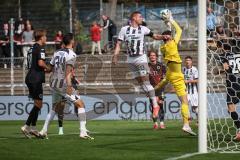 3. Liga - Saison 2026/27 - Victoria Köln - FC Ingolstadt 04  - Lars Lokotsch (Nr.13 - FCI) - Torwart Arne Schulz (Nr.1 - Viktoria Köln) - Foto: Meyer Jürgen