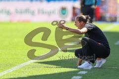 3. Liga; SpVgg Unterhaching - FC Ingolstadt 04; Cheftrainerin Sabrina Wittmann (FCI) an der Seitenlinie, Spielerbank schreit Gestik