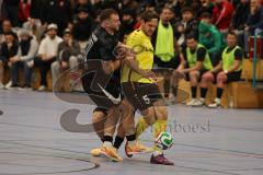 Lotto Bayern Hallencup - Lindenkreuzhalle Saison 2024/25 - FC Hitzhofen - FC Türk Sport Garching  - Thomas Schreiner schwarz Türk Garching - Mike Schmal gelb Hitzhofen - Foto: Meyer Jürgen