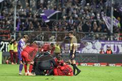 3. Liga; VfL Osnabrück - FC Ingolstadt 04; Yannick Deichmann (20, FCI) bleibt verletzt liegen und wird vom Platz geführt. Mit dabei Simon Lorenz (32, FCI) Jonas Scholz (15, FCI) Max Plath (14 FCI) Kehl Lars (18 VFL)