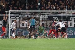 3. Liga; SC Verl - FC Ingolstadt 04; Torwart Kai Eisele (25, FCI) hält den Ball Mads Borchers (9, FCI) Otto Fynn (34 Verl) Arweiler Jonas (9 Verl)