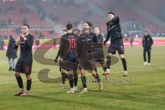 3. Liga; SSV Jahn Regensburg - FC Ingolstadt 04; Sieg Jubel Freude Spieler bedanken sich bei den Fans Simon Lorenz (32, FCI) Jonas Scholz (15, FCI) Julian Kügel (29, FCI) Linus Rosenlöcher (19, FCI) Mattis Hoppe (2, FCI) Gustav Christensen (24, FCI) Cheft