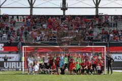 3. Liga; FC Ingolstadt 04 - SV Elversberg; Spieler bedanken sich bei den Fans Teamfoto bei der Fankurve