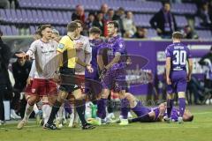 3. Liga; Erzgebirge Aue - FC Ingolstadt 04; Rote Karte Julian Kügel (29, FCI) redet mit dem Schiedsrichter Simon Lorenz (32, FCI)