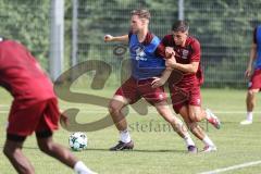 3. Liga; FC Ingolstadt 04 - Trainingsauftakt nach Sommerpause; Simon Lorenz (32, FCI) Zweikampf Kampf um den Ball Emre Gül (5, FCI)