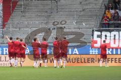 3. Liga - Saison 2025/26 - SV Wehen/Wiesbaden - FC Ingolstadt 04  - Die Mannschaft begrüßen die Fans - XXXXX - Foto: Meyer Jürgen