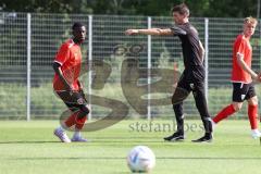 Bayernliga - Saison 2023/2024 - FC Ingolstadt 04 II - U21 - Trainingsauftakt - Cheftrainer Thomas Karg (FCI II) gibt Anweisungen - Foto: Meyer Jürgen