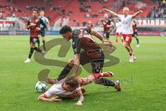3. Liga; FC Ingolstadt 04 - Rot-Weiss Essen; Zweikampf Kampf um den Ball Linus Rosenlöcher (19, FCI) Hofmann Jannik (37 RWE)