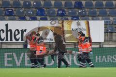 3. Liga; Arminia Bielefeld - FC Ingolstadt 04; rechts Leon Guwara (6, FCI) verletzt sich und bleibt liegen, wird abtransportiert