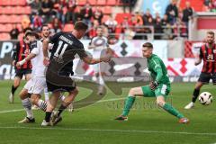 3. Liga; FC Ingolstadt 04 - SC Verl; Sebastian Grönning (11, FCI) Torchance verpasst Torwart Schulze Philipp (1 SCV) Mikic Daniel (4 SCV)