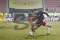 3. Liga; SSV Jahn Regensburg - FC Ingolstadt 04; Zweikampf Kampf um den Ball Marcel Costly (22, FCI) Wurm Leopold (37 SSV)