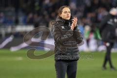 3. Liga; Arminia Bielefeld - FC Ingolstadt 04; Spieler bedanken sich bei den Fans Cheftrainerin Sabrina Wittmann (FCI)