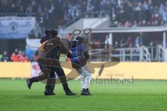 3. Liga; FC Ingolstadt 04 - TSV 1860 München; Flitzer wird gefangen