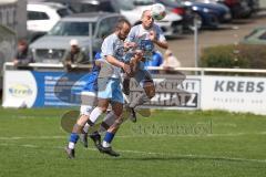 Kreisklasse - Saison 2025/26- TSV Großmehring - SV Oberstimm-  - Thomas Frank weiss Oberstimm - Tobias Lang weiss Oberstimm links - Fabio Münzhuber blau Großmehring - Foto: Meyer Jürgen