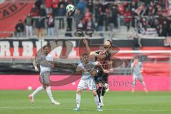 3. Liga; FC Ingolstadt 04 - MSV Duisburg; Zweikampf Kampf um den Ball Lukas Fröde (34, FCI) Noß Conor (14 MSV)