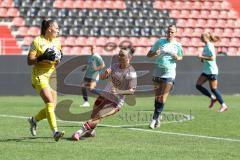 2. Frauen-Bundesliga; FC Ingolstadt 04 - SC Sand; Torwartin Baum Jule (1 Sand) Beyer Jenny (8 FCI) Torchance verpasst