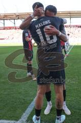 3. Liga - Saison 2024/25 - FC Ingolstadt 04 - SV Wehen Wiesbaden - Pascal Testroet (Nr.37 - FCI) wird ausgewechselt - Die Mannschaft bildet einen Spalier - Ryan Malone (Nr.16 - FCI) Foto: Meyer Jürgen