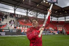 3. Liga; FC Ingolstadt 04 - 1. FC Saarbrücken; Sieg Jubel Freude Torschütze mit der Eckfahne Dennis Kaygin (10, FCI)
